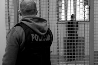 Nie znał odpowiedzi na zadawane pytania, wyrzucił foliową torebkę