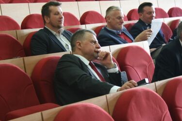 Zmiany, zmiany, zmiany. Przetasowania w partyjnych klubach radnych