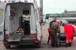 Mężczyzna leżał na ziemi. Potrzebował pomocy
