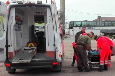 Mężczyzna leżał na ziemi. Potrzebował pomocy