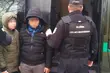 8 osób wśród drewnianych skrzynek [WIDEO]