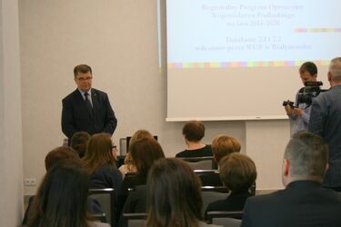 Bezrobocie to bolączka młodszych i starszych. Województwo pomaga wszystkim