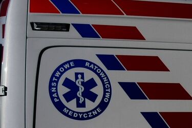 Ambulans z rodzącą kobietą utknął w wodzie na Branickiego