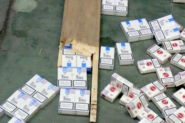 Pomysłowy przemyt. Papierosy wewnątrz wydrążonych drewnianych belek