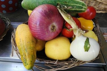 Piknik i targ na placu przed Teatrem Dramatycznym