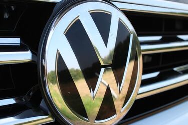 Uszkodzony volkswagen i pijany 50-latek. Poszukiwani świadkowie zdarzenia