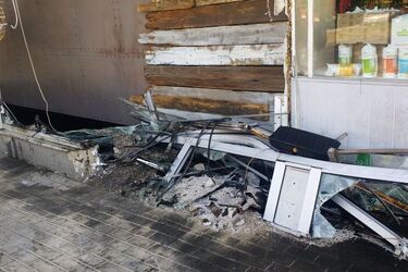 25-latek stracił panowanie nad kierownicą i uderzył w budynek przy Piłsudskiego