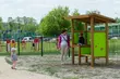 Białostockie mamy dostały prezent. W mieście stanęły ławki zaprojektowane z myślą o nich