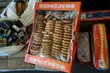 Włamał się do sklepu. Wyniósł z niego ciastka i papierosy 