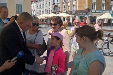 W Białymstoku świętowano urodziny samorządu. Prezydent rozdawał tort