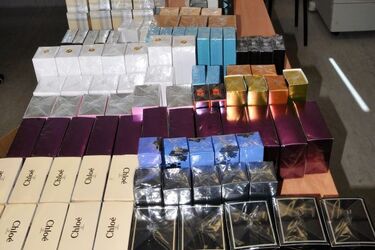 30-latka wiozła ze sobą kilkaset opakowań podrobionych perfum