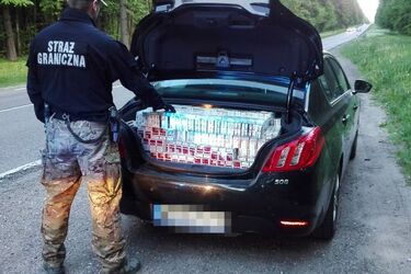 Samochód po brzegi wypełniony kontrabandą