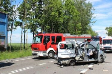 Zderzenie ciężarówki i 3 osobówek na DK 19. Droga jest zablokowana