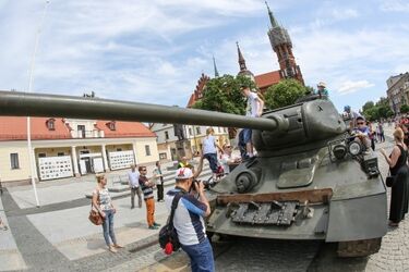 Podlaski Piknik Militarny. Pokazy sprzętu, rekonstrukcje i jarmark [WIDEO]