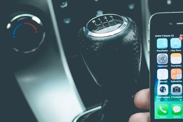 Kampania "Łapki na kierownicę". Mundurowi będą mieli oko na kierowców z telefonami w ręku