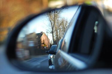 27-letni kierowca uderzył w radiowóz, a potem dachował