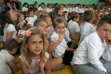 Na zakończenie roku niebo zapłakało, ale ważne, że uczniowie się cieszą