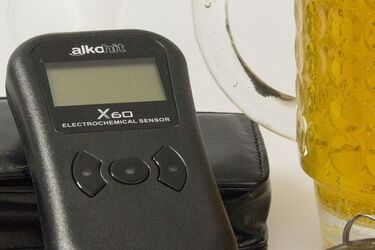 Kosił na "traktorku" trawę wokół bloku. Ludzie zadzwonili na policję