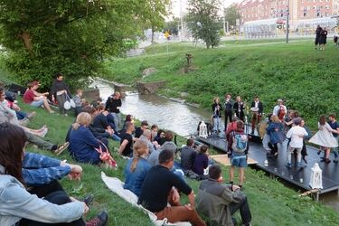 Tańce i muzyka nad Białą! Na rzece powstała scena