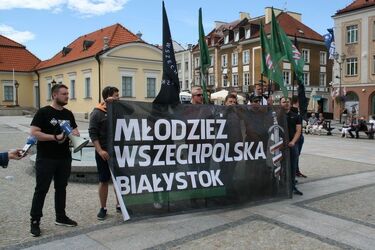 Manifestacja Młodzieży Wszechpolskiej w centrum Białegostoku