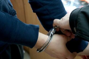 Udawali policjantów i ukradli 8 paczek papierosów