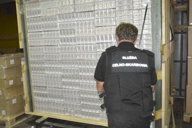 Kontrabanda ukryta pośród szyb. Była sporo warta