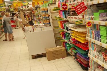 Rodzice już szykują wyprawki dla swoich dzieci. Porównujemy ceny w białostockich marketach