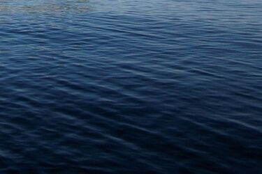 Pijany 35-latek nad zalewem wyzywał ludzi i rzucał w nich błotem