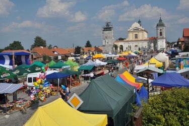 Biesiada Miodowa w Tykocinie. Tradycyjne produkty i występy zespołów