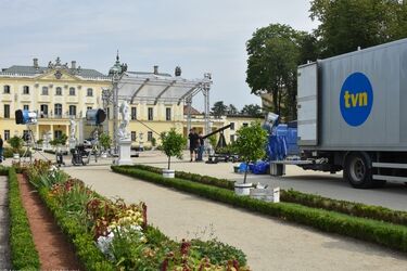 "Dzień Dobry Wakacje" w Białymstoku. Studio telewizyjne w ogrodzie Pałacu Branickich