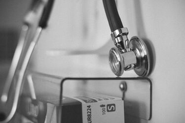 Leki przeciwbólowe zamiast badań. Wiadomo już, co było przyczyną śmierci 10-latki