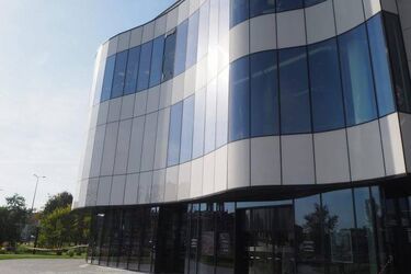 Pękła górna szyba w Galerii Jurowieckiej. Główne wejście jest nieczynne