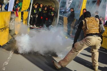 Hero Run. Stadion miejski zamienił się w obiekt ekstremalnych wyzwań [ZDJĘCIA]