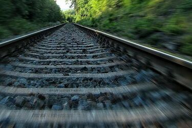 Wjechał na tory, bo "oślepiło go słońce". Bliskie spotkanie z pociągiem