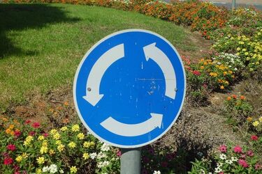 Problematyczne rondo w Klepaczach. Kierowcy narzekają, urzędnicy nie dostrzegają kłopotu