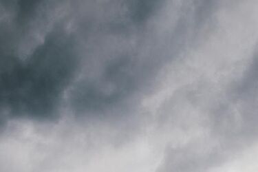 Czeka nas całodzienne zachmurzenie, może też popadać