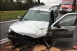 Zderzenie dwóch samochodów na drodze krajowej nr 8. Mężczyzna i kobieta są w szpitalu