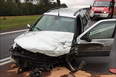 Zderzenie dwóch samochodów na drodze krajowej nr 8. Mężczyzna i kobieta są w szpitalu