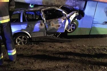 Samochód uderzył w kładkę i stanął w płomieniach. Kierowca nie miał szans