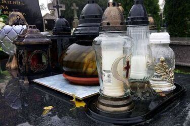 Okrągłe, prostokątne czy w kształcie aniołka. Wybór zniczy jest coraz większy