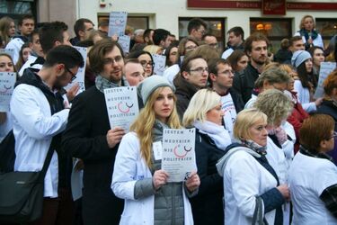 "Chcemy leczyć w Polsce". Pikieta białostockich studentów i medyków różnych specjalizacji