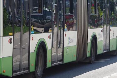 Zderzenie osobówki i autobusu BKM - są utrudnienia