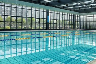 Za basen  ktoś zapłacić musi. Tylko czy powinni być to rodzice?