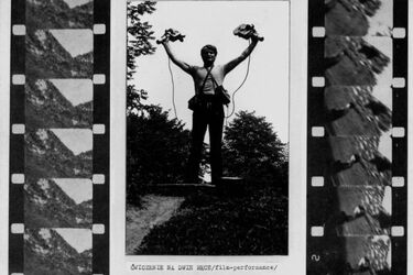 Oprowadzania z audiodeskrypcją po wystawach. Wstęp jest wolny