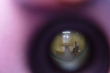 Pił w markecie wódkę, kolejną butelkę chciał ukraść i zranił nożem ochroniarza