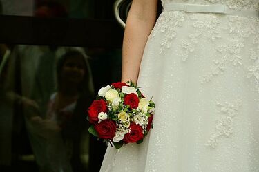 Opera utonie w bieli. Zaplanowano m.in. pokaz najmodniejszych kreacji ślubnych