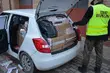 Funkcjonariusze otworzyli drzwi samochodu - wysypały się z niego papierosy [WIDEO]