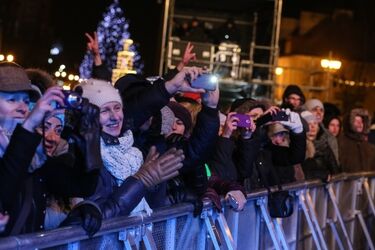 Sylwester miejski. Zabawa na rynku, a zamiast fajerwerków pokaz laserów [WIDEO]