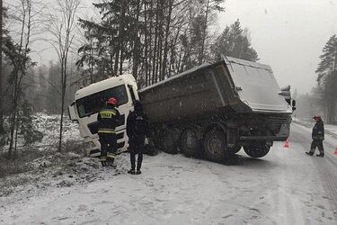 Kolizje, utrudnienia, korki. Zima na podlaskich drogach