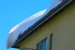 Śnieg może być niebezpieczny. Pamiętajmy o jego usuwaniu
